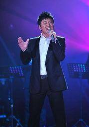 见复出无门,满文军开始和孙楠一起合伙开了一家音乐学校,教学生唱歌.