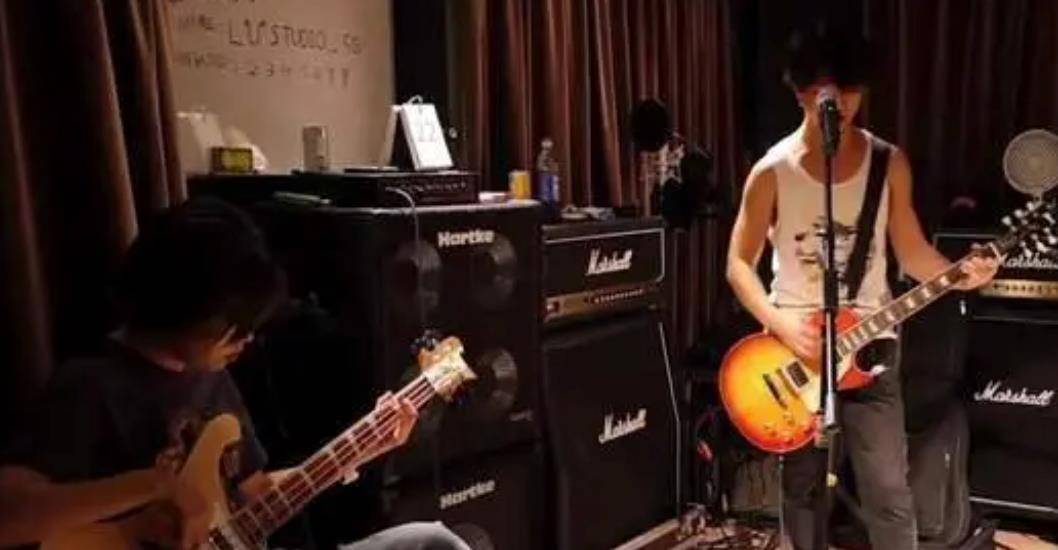 当时,同学们纷纷投递简历,忙着找工作.