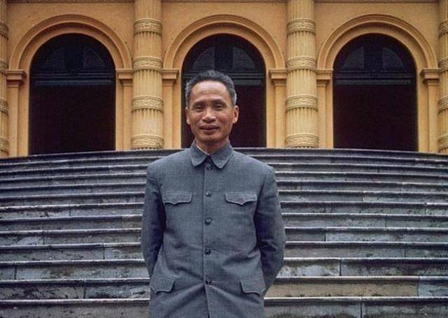 柬埔寨宾努亲王摇头图片