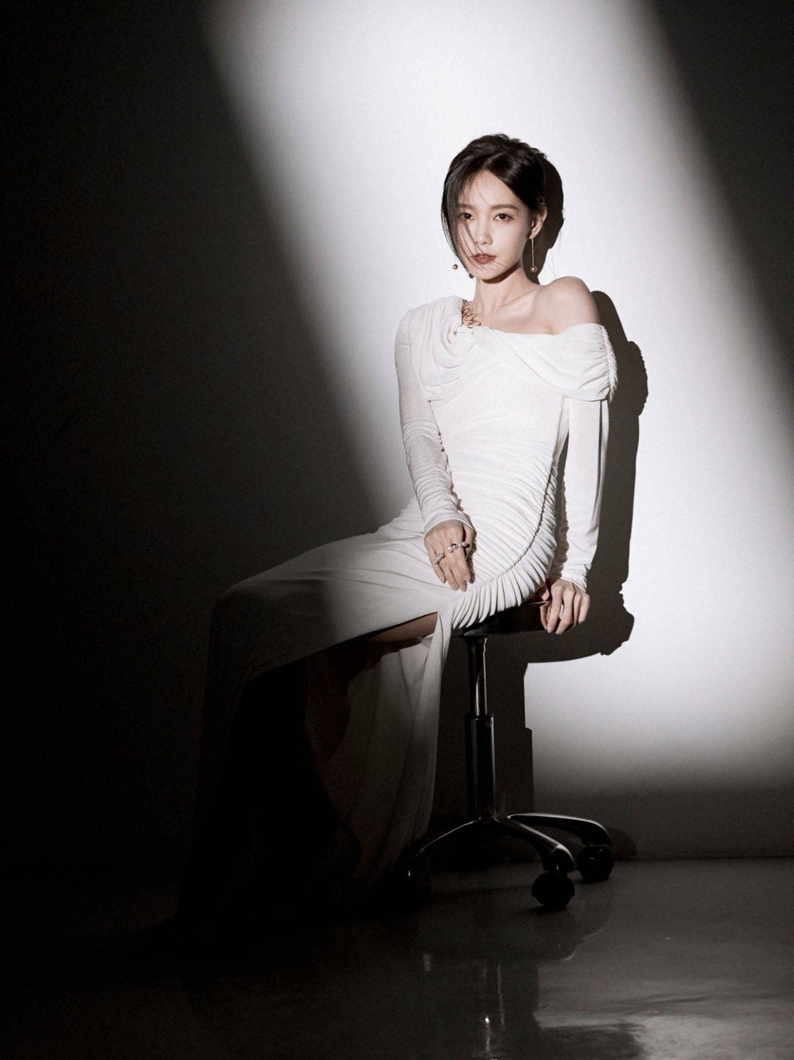 李一桐真是甜辣到我的心尖尖了!凹凸有致的身材,让人一眼沉沦