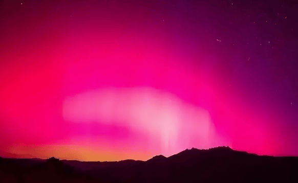 极光有人推测本次新疆多地出现极光现象和太阳耀斑的爆发有密切的关系