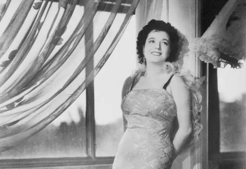 墨索里尼的情妇克拉拉:10岁生情20岁献身,人生离谱死后当众走光