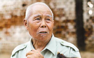 河南老农珍藏奖状60年,省领导下乡无意看到,惊道:您是特等功臣