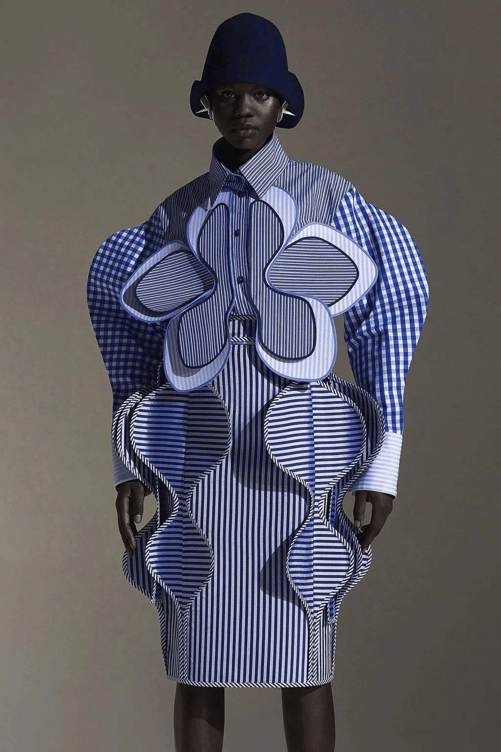 去年,他以《fear》为主题在巴黎发布了首个高定系列,他将打翻的红酒