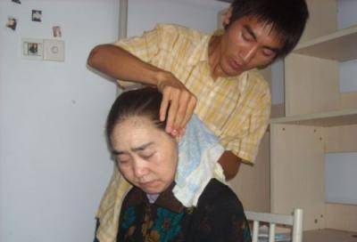 五跪求复读,带着"疯娘"住猪圈的"孝心大使",如今过得如何?