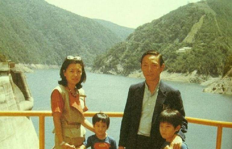 96年,蒋孝勇一家赴老家溪口参观,一老导游:您的溪口话讲得正啊
