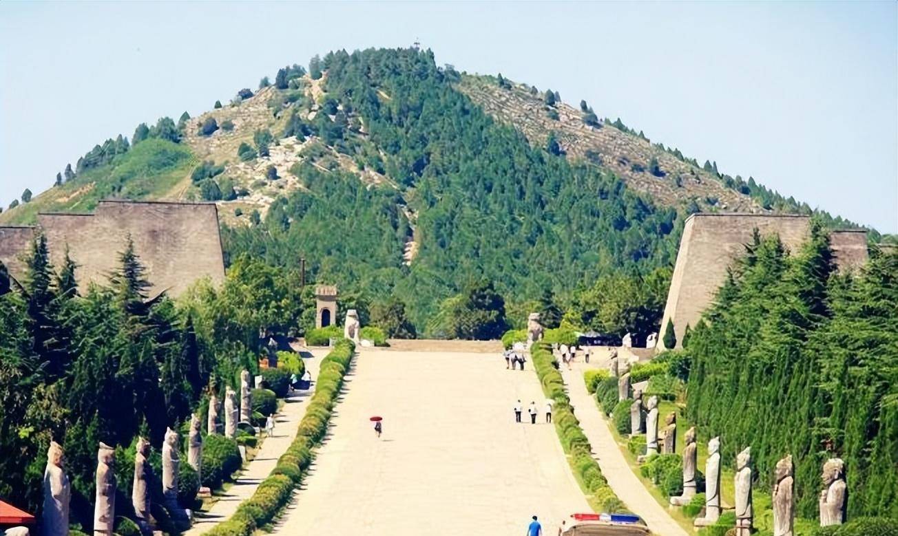 武则天墓为何有61个无头石人?71年俩农民挖出石球,专家解开谜案