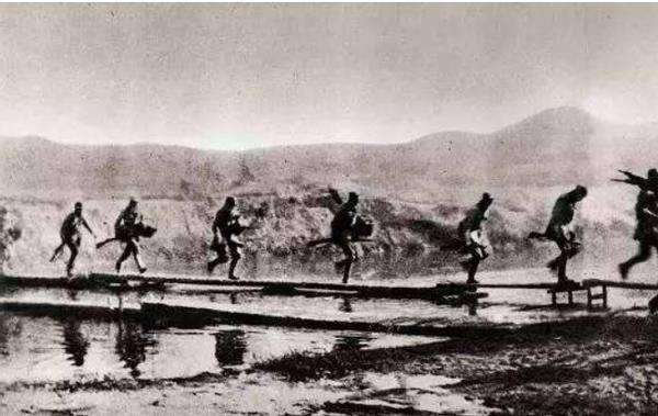 临沂保卫战:张自忠率军一昼夜行进90公里,救下死对头庞炳勋