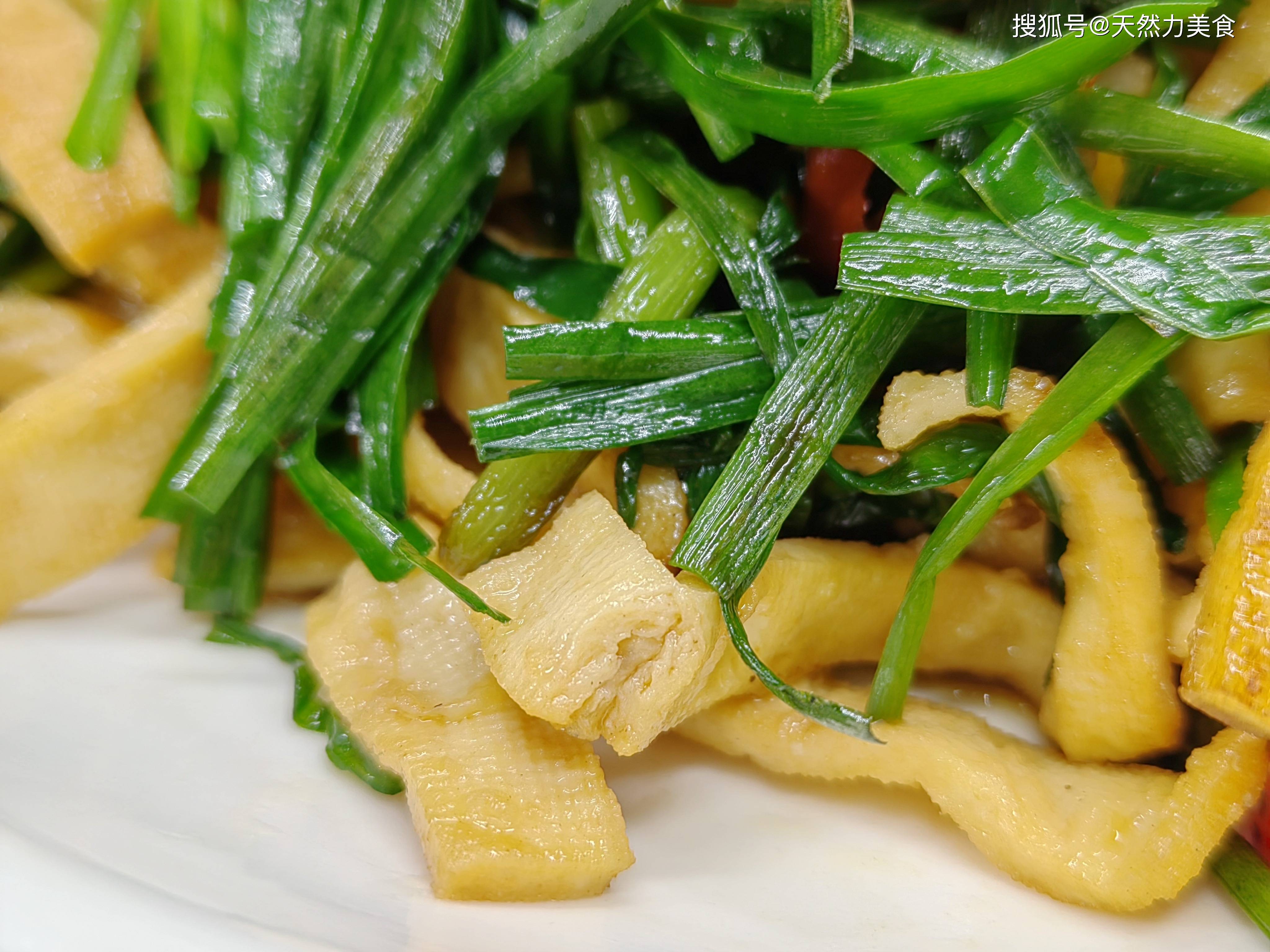 韭菜炒千张比饭店还要好吃的技巧,韭菜脆嫩千张鲜香,好吃又下饭