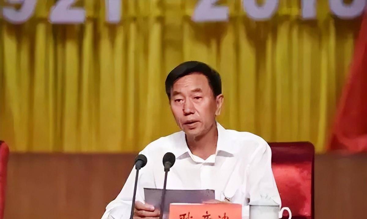 19年耿彦波辞去太原市市长职务,一双沾满灰尘的皮鞋就是他的符号