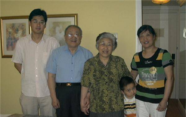 李赣骅,1943年时还在重庆朝阳大学读书,响应父亲李烈钧的号召,中止