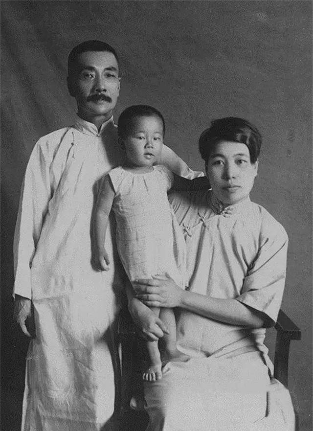 鲁迅,许广平全家福此举的目的是为了吓退欲购买鲁迅遗物的群众,也是