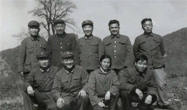 在经典电视剧亮剑中,有一个有趣的场景,李云龙三人组集体被评为少将