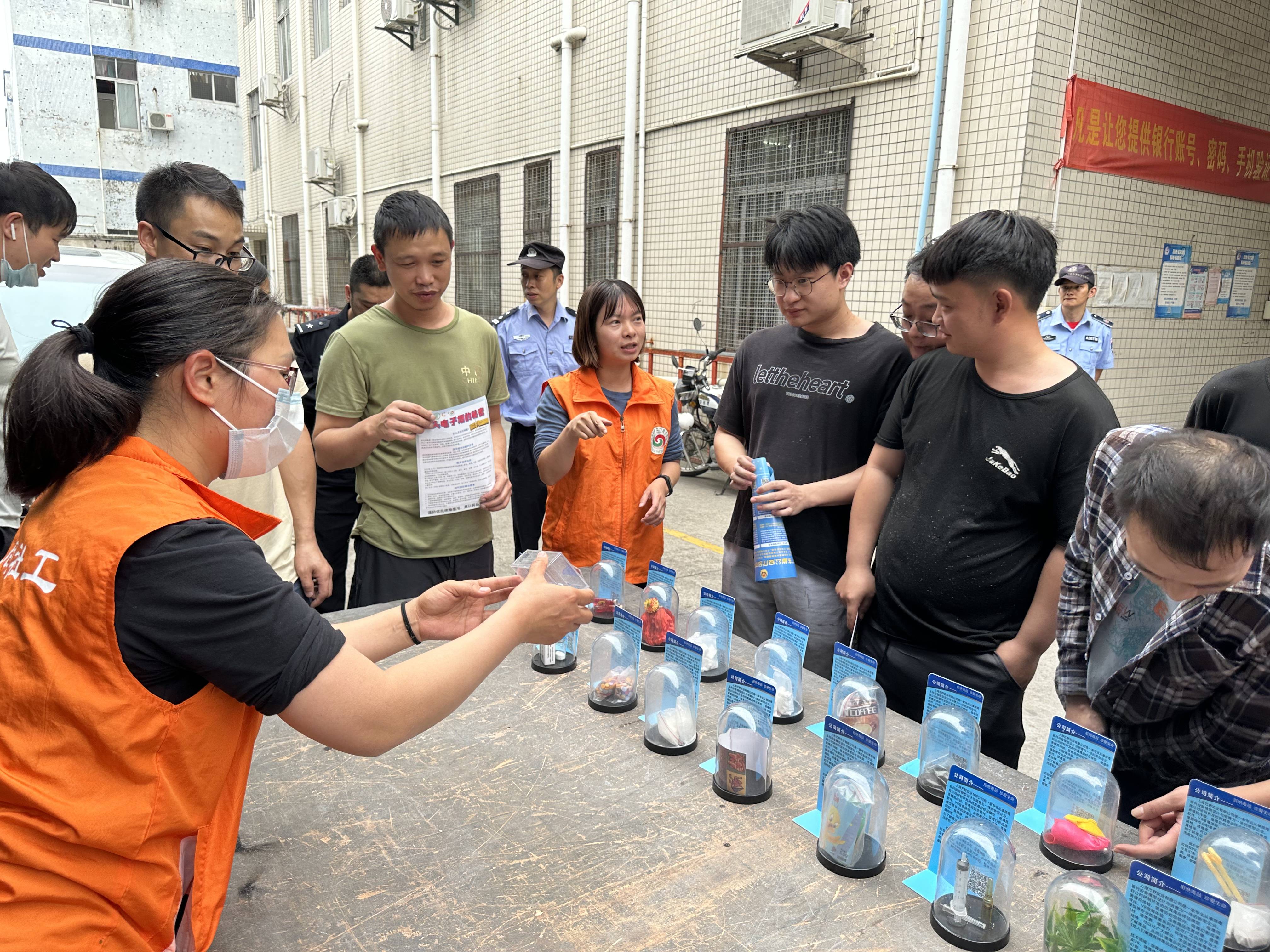 禁毒宣传进厂企 平安无毒促发展