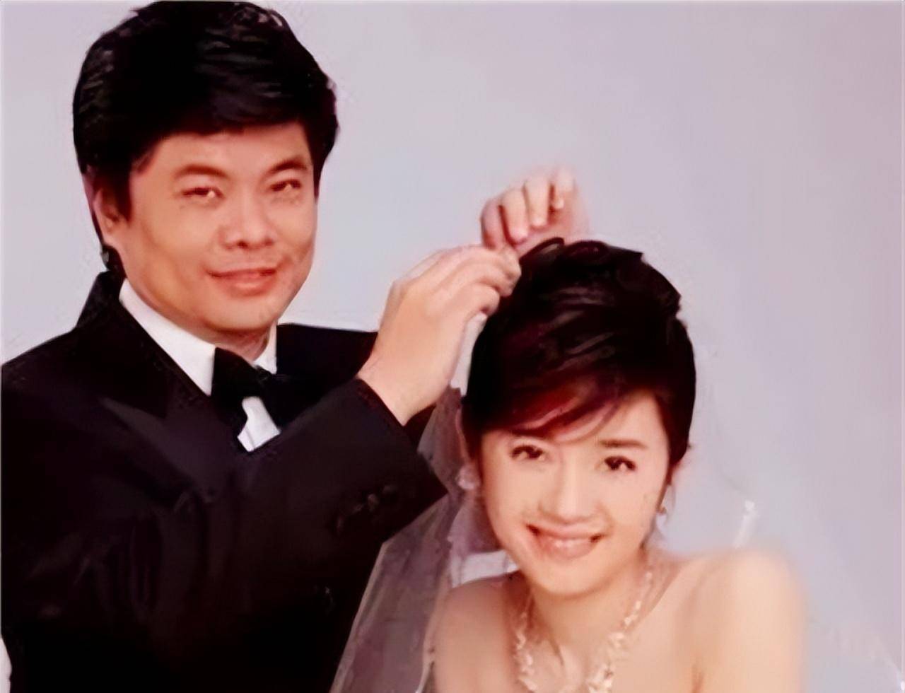 这时,丁健告诉许戈辉自己已经离婚了,有资格爱她.