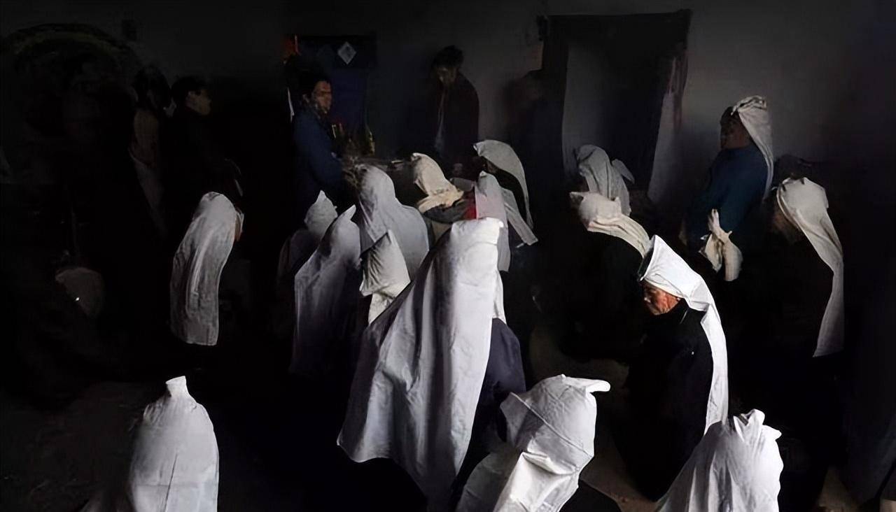 1998年,山东16岁少女车祸去世,三个哥哥披麻戴孝为其送行