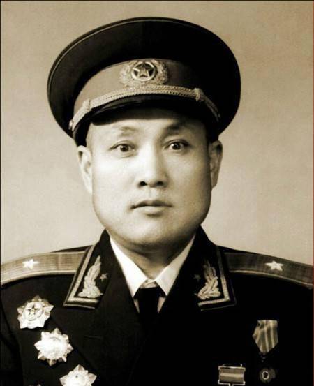 甘肃省军区司令员詹大南碰见两个军属被歹徒洗劫一空,他愤怒异常