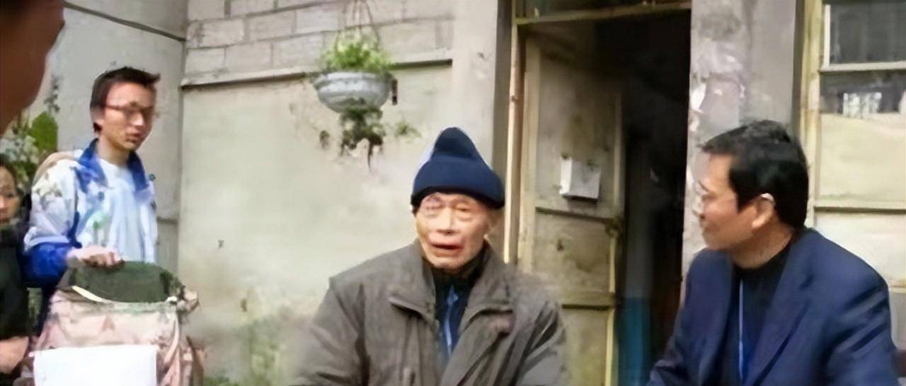 特务郑蕴侠:逃亡大陆8年,曾和张国立一起拍戏,临终写下三个字