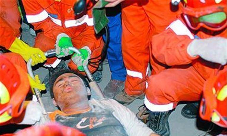 汶川男孩:08年在担架上提出喝冰可乐,17岁截肢,现在如何了?