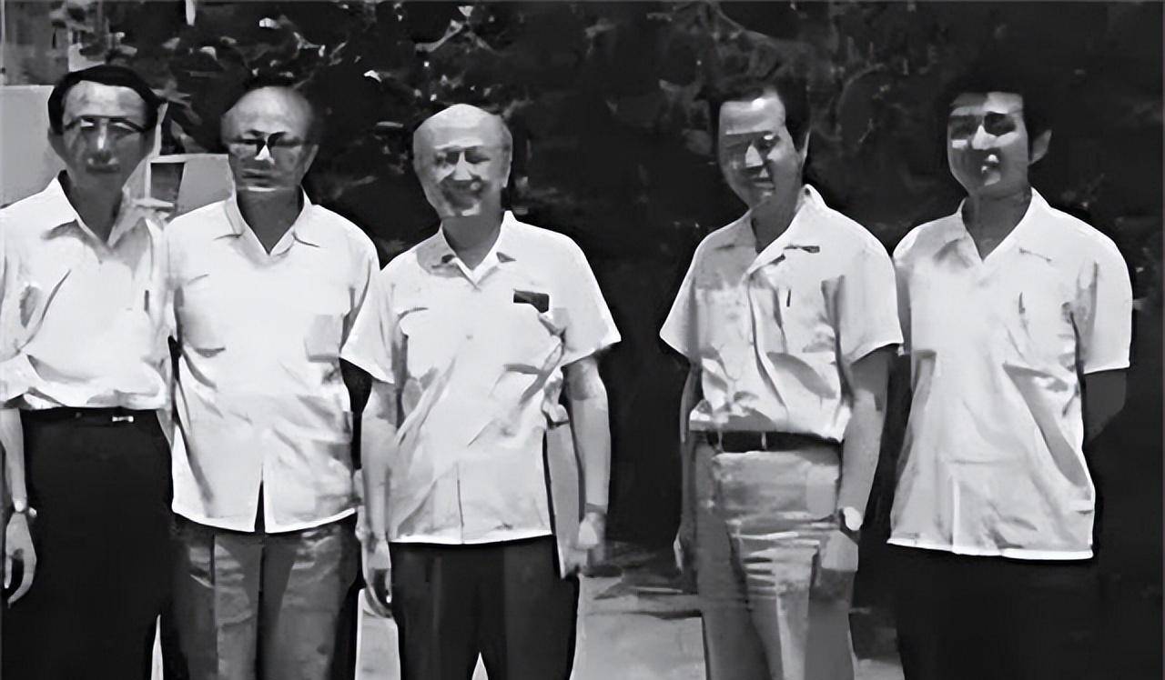 钱学森对国家有多重要?中央为其配备俩贴身保镖,身份都不一般