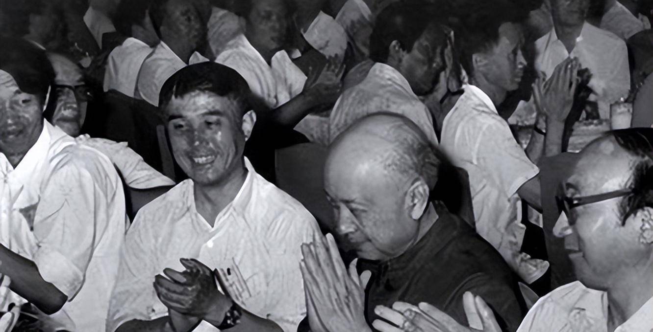 钱学森98岁逝世天降大雪,三军仪仗队抬棺扶灵,万人前来吊唁送行