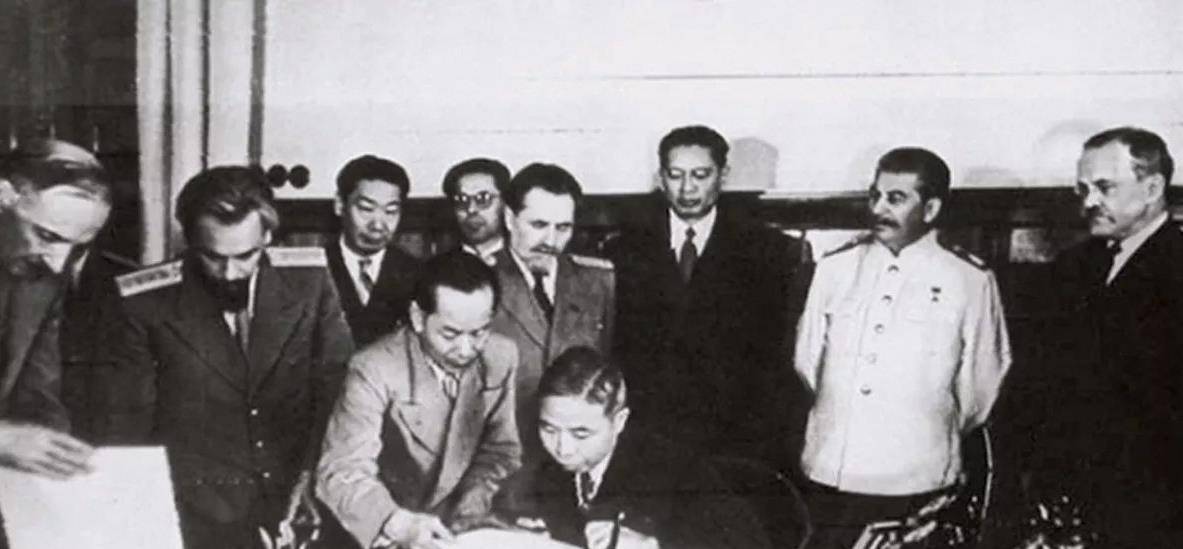 1945年8月14日,蒋介石政府与苏联按照《雅尔塔协定》,签署《中苏友好