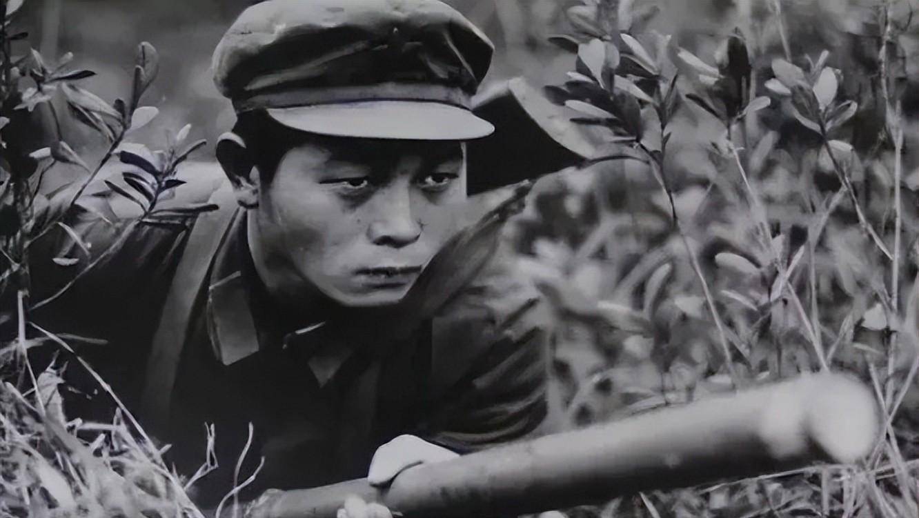 丁盛手下一战士33岁升大军区副职,卷入旋涡撤职,待遇比老领导好