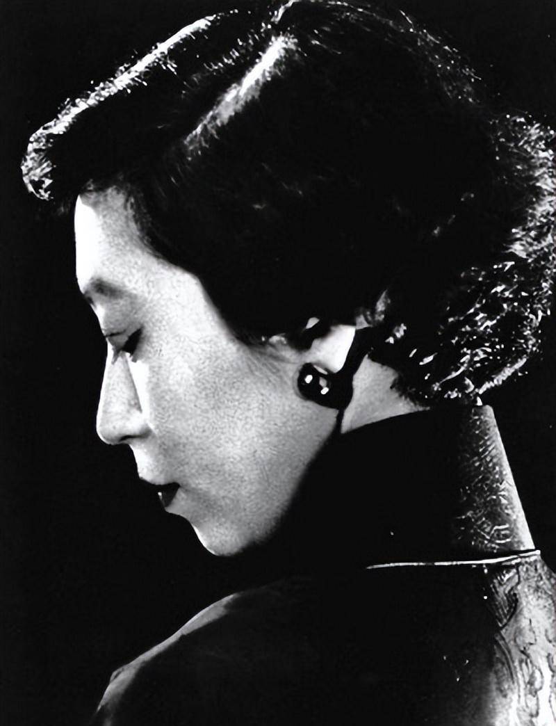 不缺钱,但缺爱-张爱玲的三段旷世爱情_黄素琼_张志沂_父亲