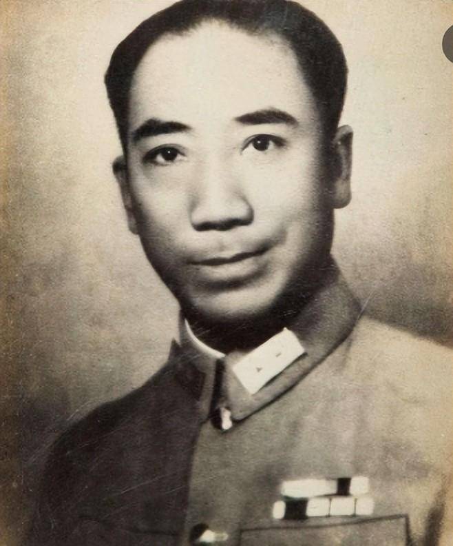 为了高升,除了兢兢业业的工作,杨进兴还在领导面前极尽地阿谀谄媚,让