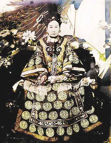 年轻的慈禧容貌清丽又聪慧机智,两年后就晋封为懿嫔.