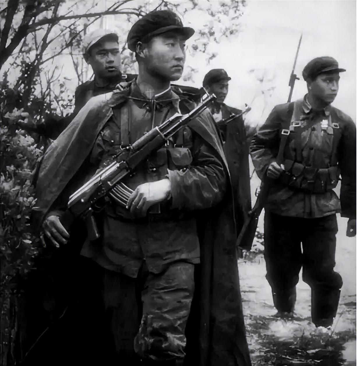 他们不仅在我国领空侦查,绑架无辜渔民,更是擅自携带器械围攻边防战士