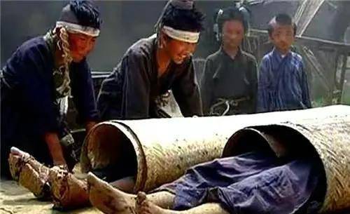 后来这块地也成了朱元璋的祖坟,也就是所谓的凤阳皇陵.