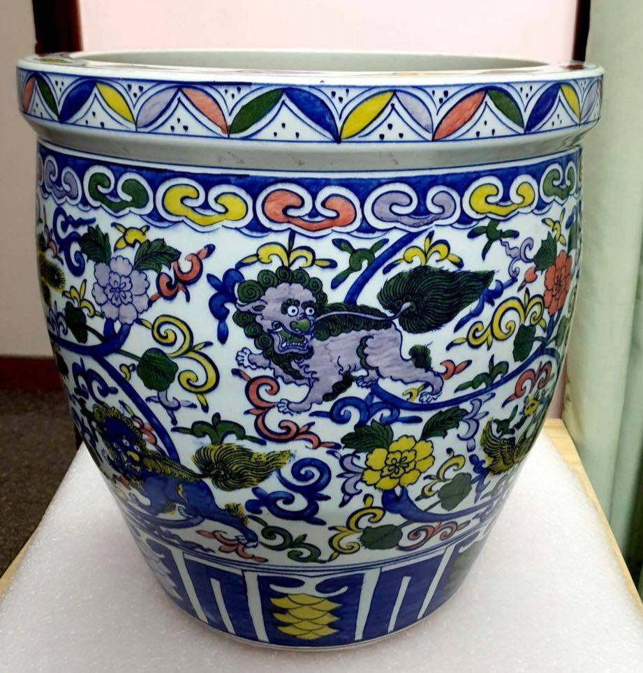 明万历斗彩瑞兽花卉纹缸寥若晨星