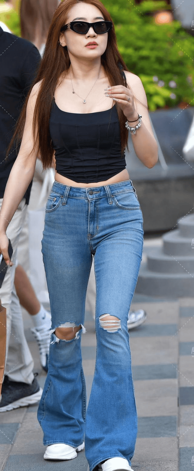 身材高挑气质优雅,破洞牛仔裤搭配,更显现代气息!