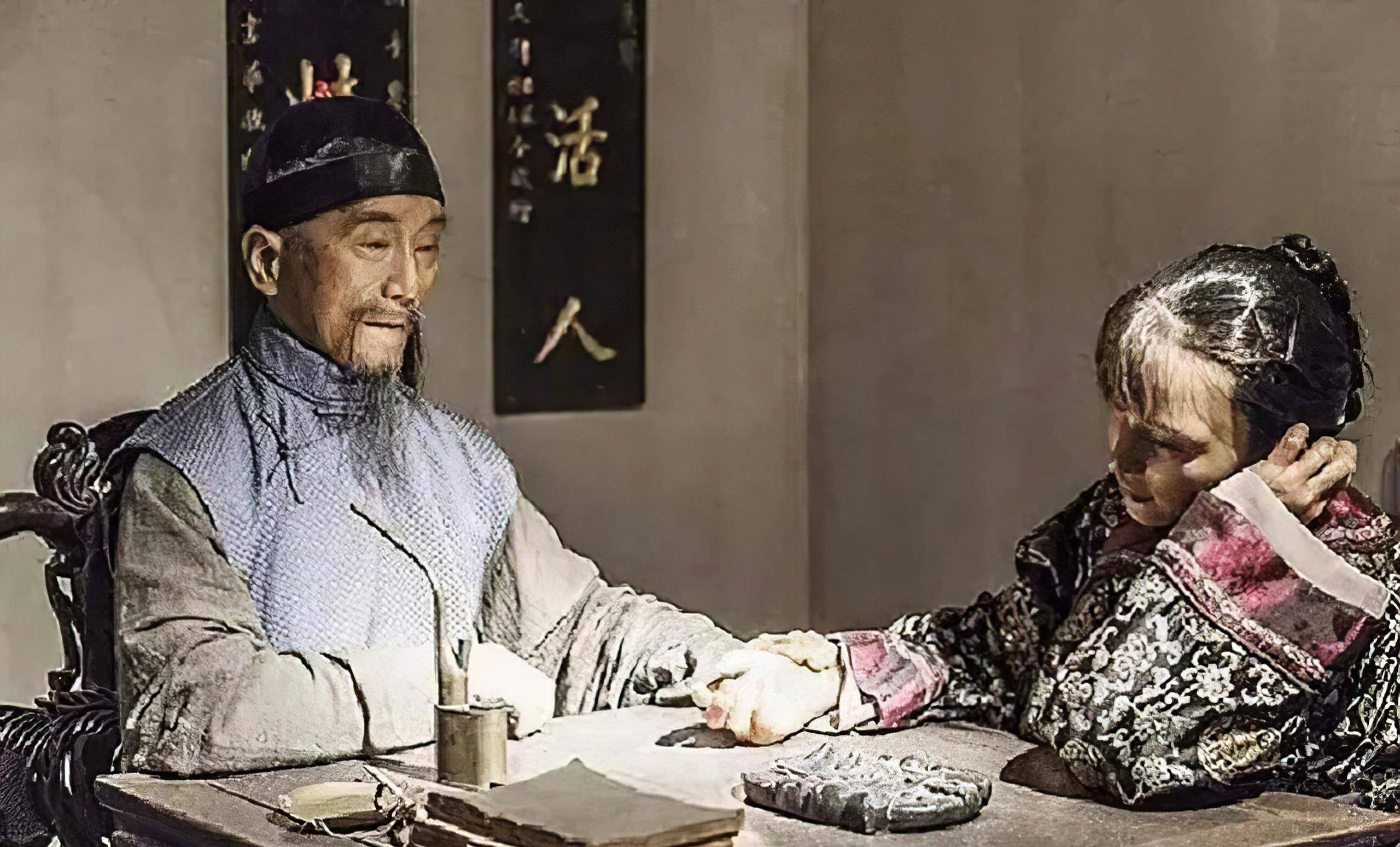 大太监李莲英看到载沣居然把这个一个乡野医生带到了宫中,顿时痛斥