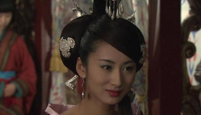 一心窥伺贵戚豪强的田宅,奴婢,求神拜鬼欲使天下太平的大哀皇帝