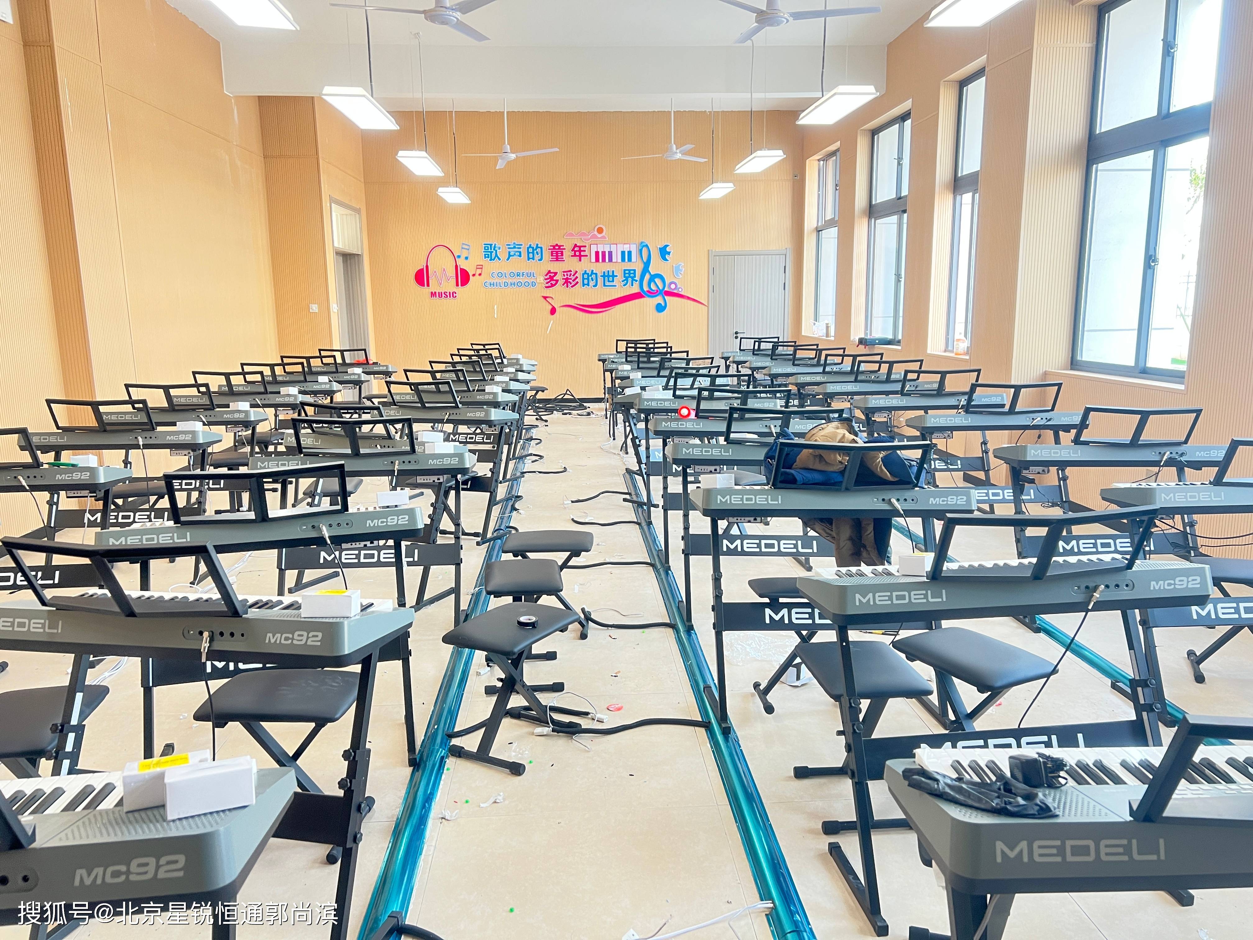 通过声音的组合和变化来表达情感和意境━星锐恒通智能音乐电子琴教室