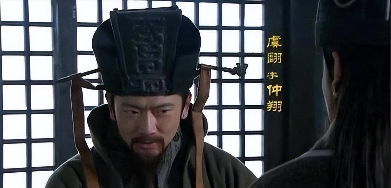 还有一次,虞翻乘坐的车马,要经过糜芳把守的营区,守卫的士兵按照军规