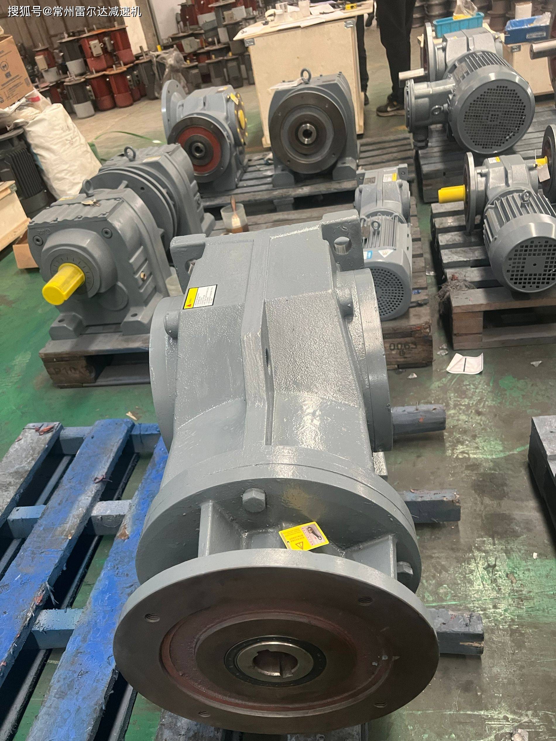 卧式斜齿轮减速机 r97-313-2.2kw硬齿面减速机器 重量轻