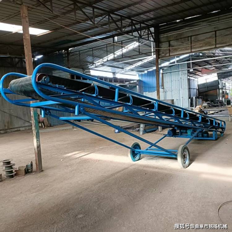 带式输送机主要部件包括驱动装置(主要由电机,液力耦合器,减速器