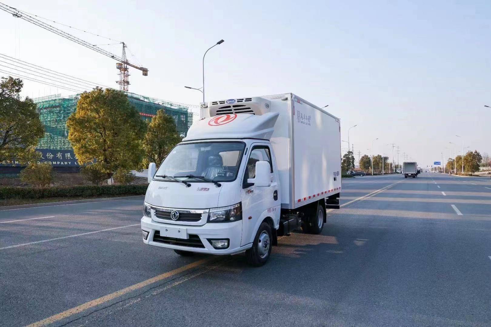 3米5东风途逸冷藏车