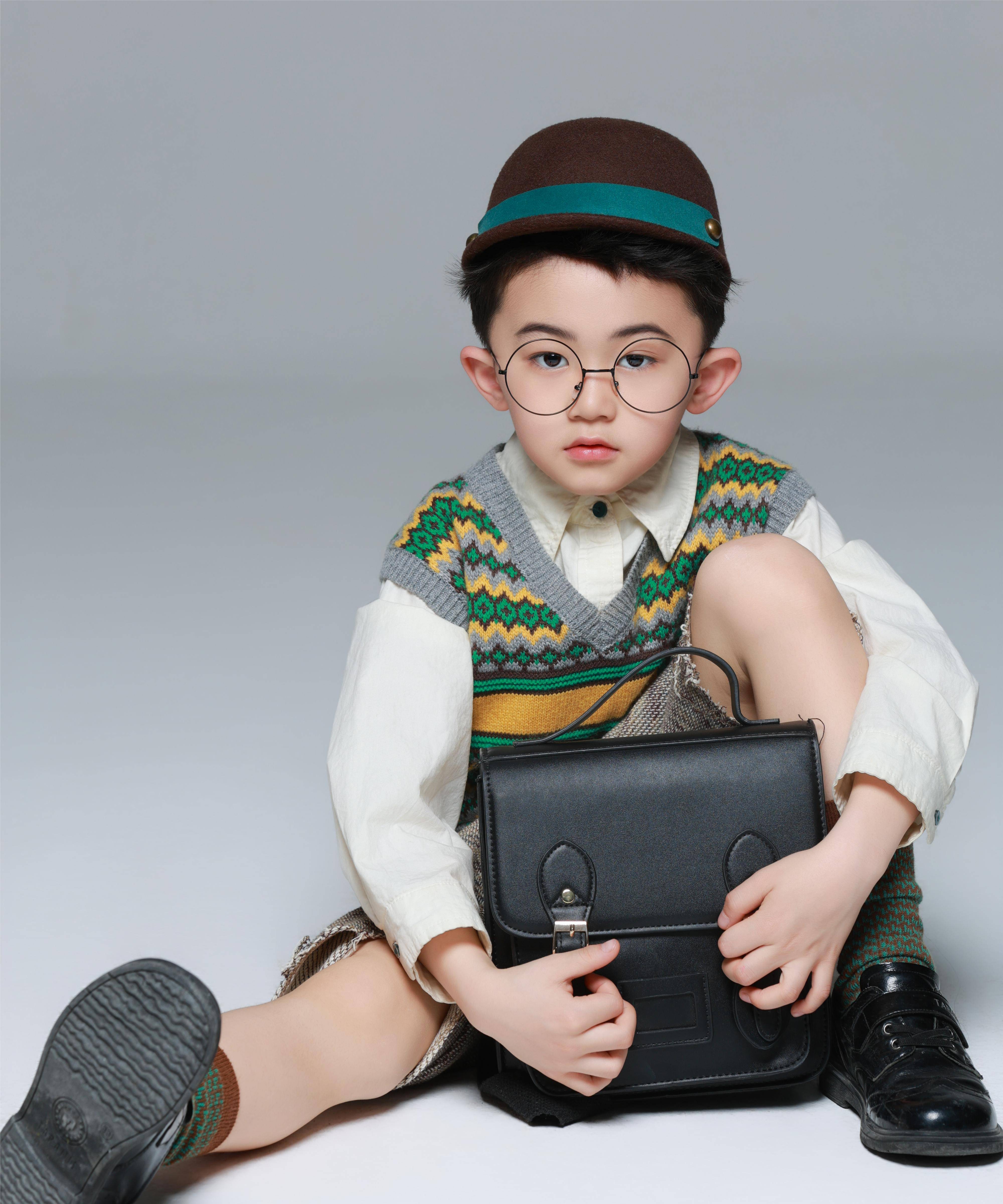 大兵小将刘俊泽与孟鹤堂共同出演伊利广告,清凉一夏,宠粉福利无限!