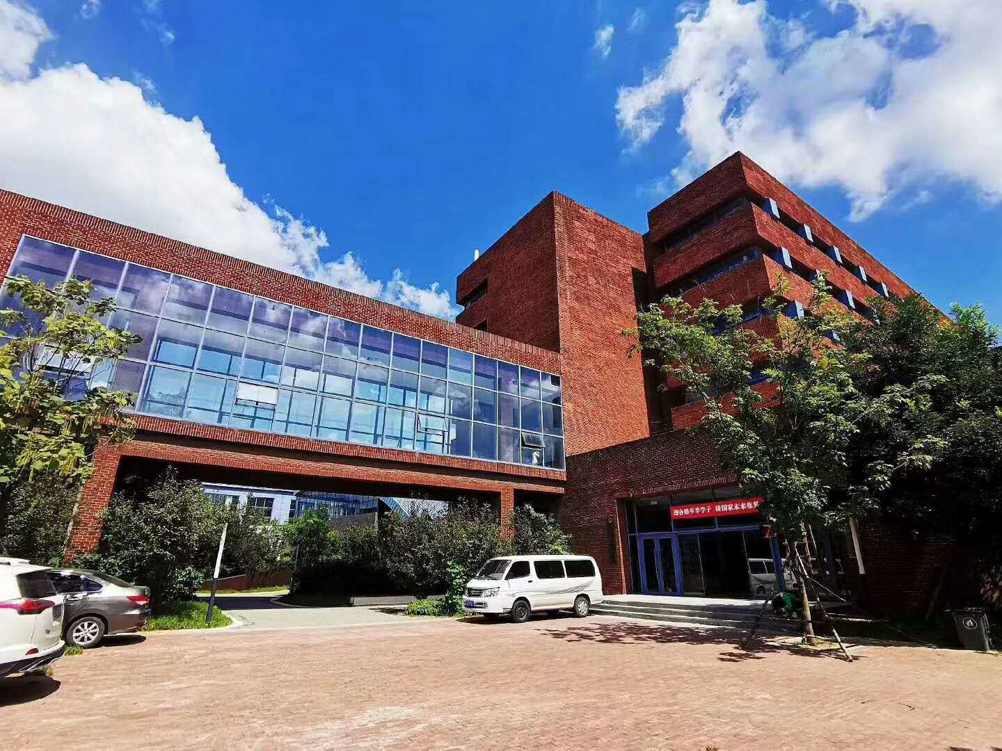 沈阳辽美中专,位于铁岭清河区,是一所历史悠久,声誉卓著的中等专业