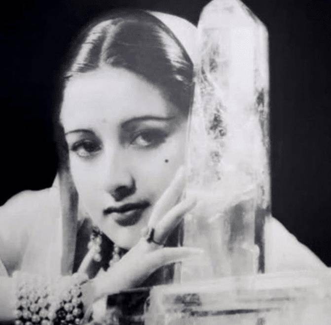 印度最牛气王妃:出身婆罗门,二婚改嫁王储,家里地毯都镶满珍珠_西塔