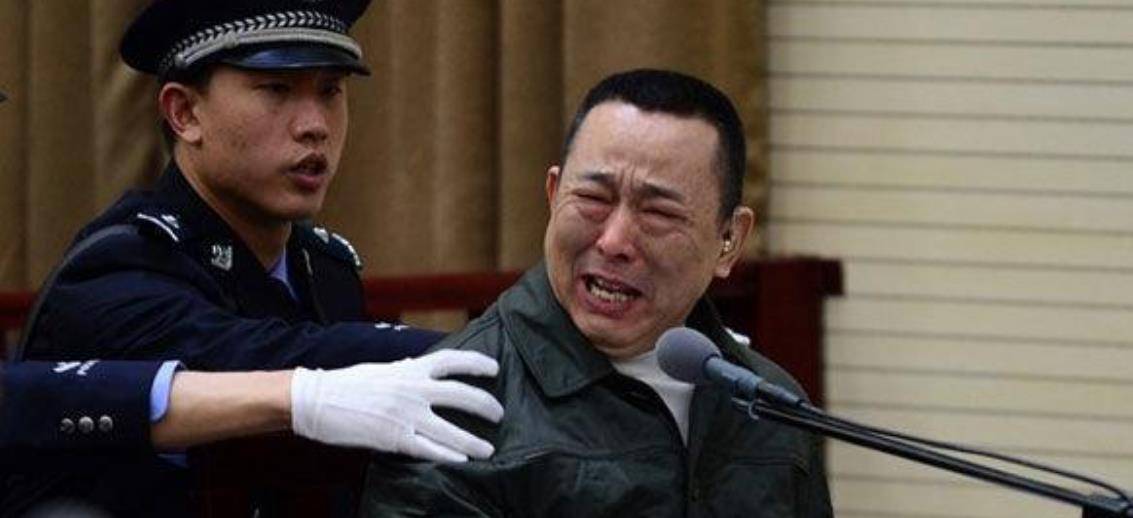 他是亿万富翁,在汶川地震中捐款五千万,被抓时搜到一个排的武器_刘汉