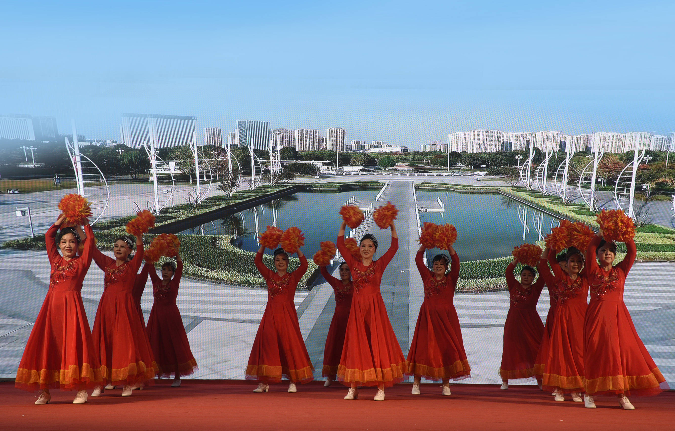 活动现场气氛热烈,17 支广场舞队伍在正式开场前进行了大合影,并齐声