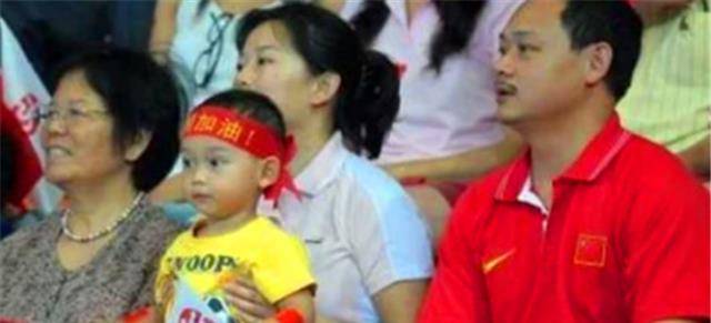 中国举重功臣占旭刚:31岁退役后娶空姐初恋,现47岁官至副厅级