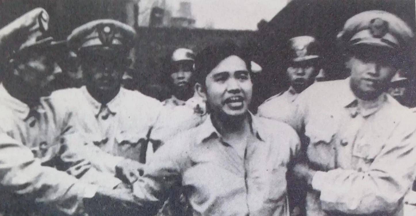 在这张照片里,一个名叫王孝和的人站在中间.