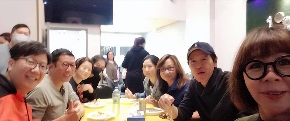 演员林嘉华:为家庭放弃事业,和妻子结婚38年,儿子比他还帅气