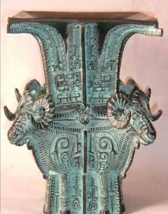 龟背网格器上的"龙头"同样也有神蛇,阿蒙胡须.